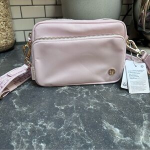 Lululemon Everywhere Crossbody L Monogram Metallic Sac